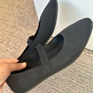 AEROSOLES Black Flats with Elastic Band and Rounded Toe